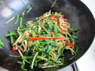 Stir-fried Bean Curd with Leek in Oyster Sauce recipe