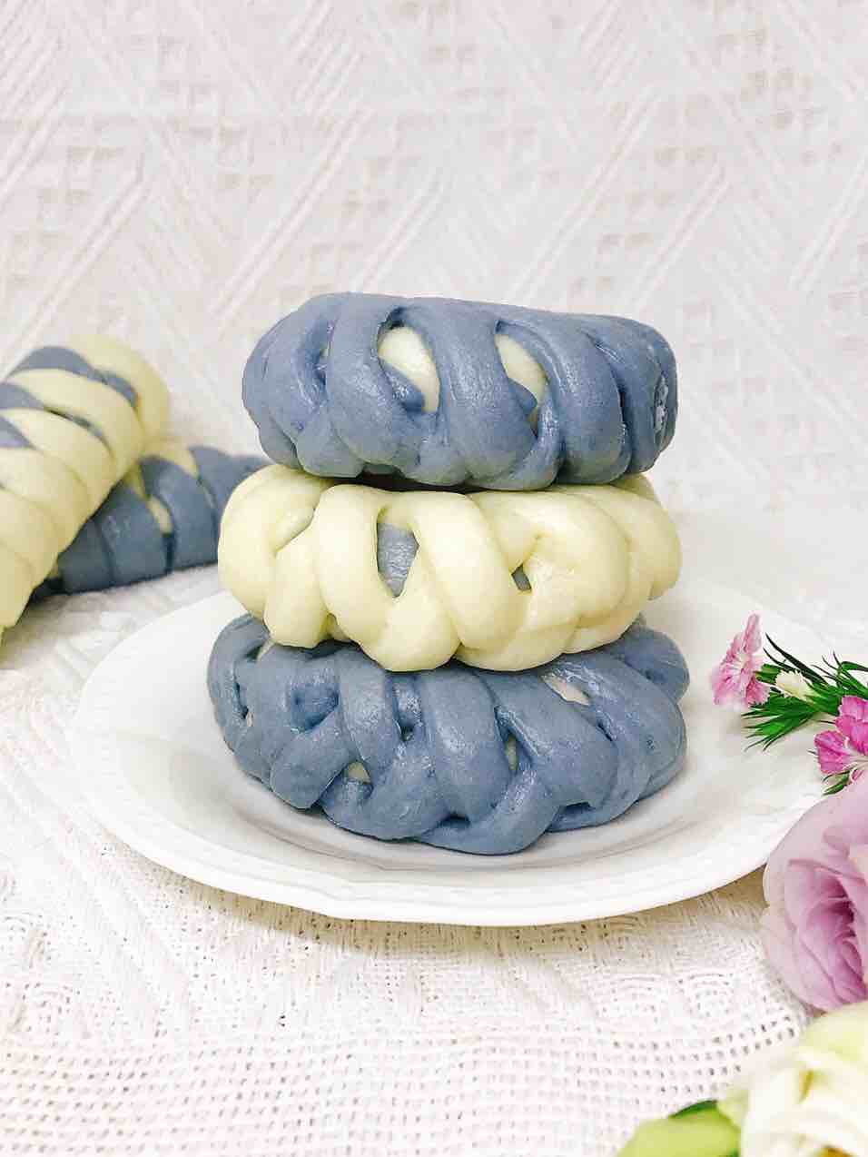 Two-color Steamed Buns ~ Natural Pigments-butterfly Pea Flower Blue ~ recipe