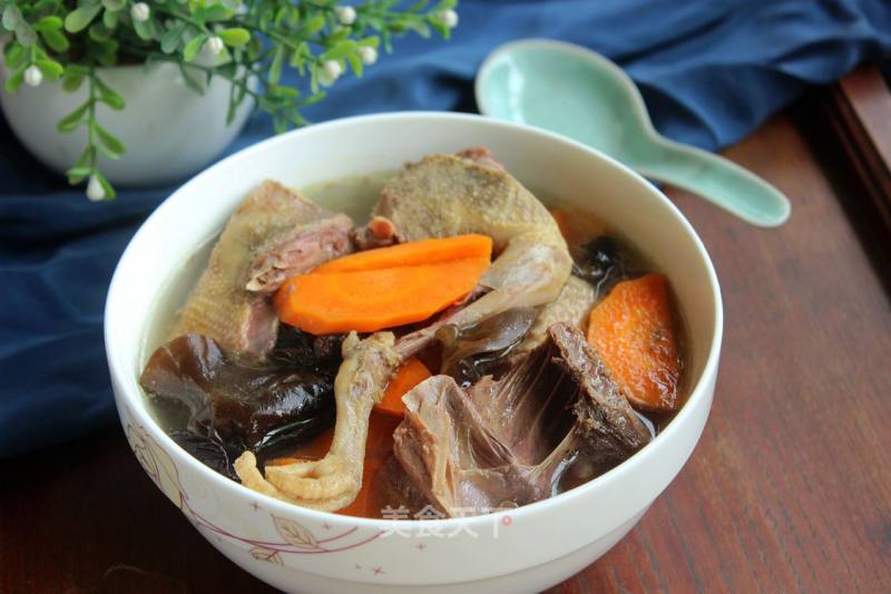 #家常下饭菜# Fungus Carrot Pigeon Soup recipe