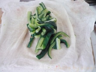 Cucumber Strips Mixed with Sanhe Oil recipe