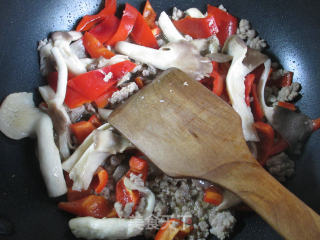 Stir-fried Xiuzhen Mushroom with Minced Meat and Red Pepper recipe