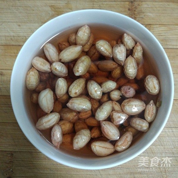 Stewed Pork Knuckles with Peanuts and Lotus Root recipe