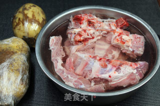 Warm Tonifying Qi, Nourishing Pork Ribs and Lotus Root Sibao Soup recipe