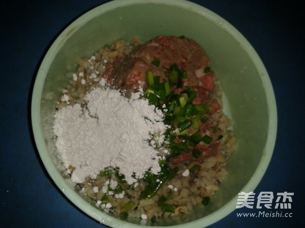 Steamed Beef and Lotus Root Meatballs recipe