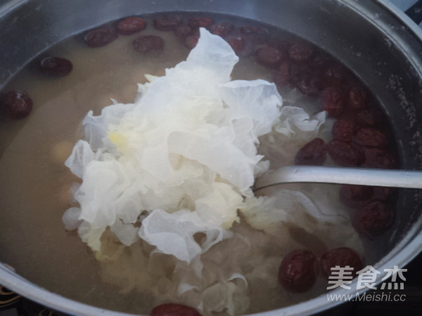 Red Date Tremella and Lotus Seed Soup recipe