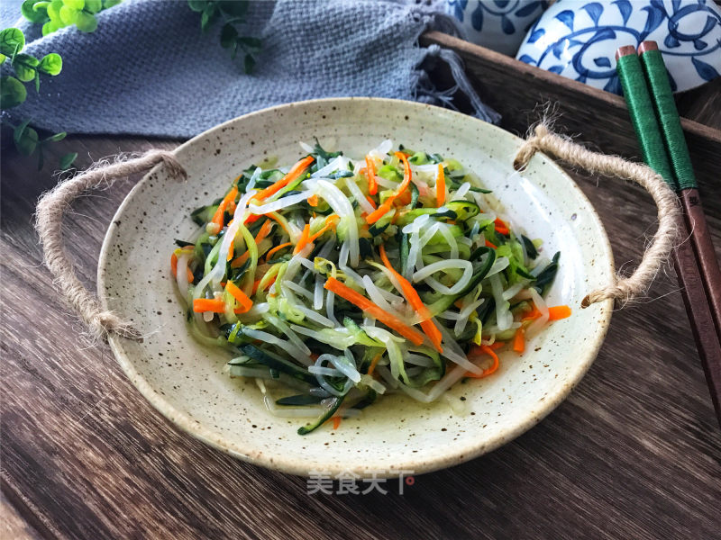 Mung Bean Sprouts Mixed with Cucumber