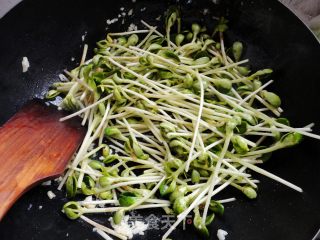 Delicious Home-learning Little Stir-fried Garlic Black Bean Sprouts recipe