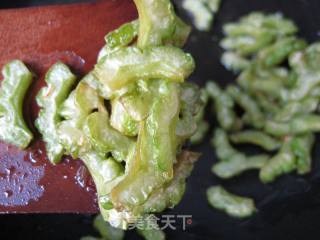 A New Way to Eat Bitter Gourd—stirring Bitter Gourd with Kimchi recipe