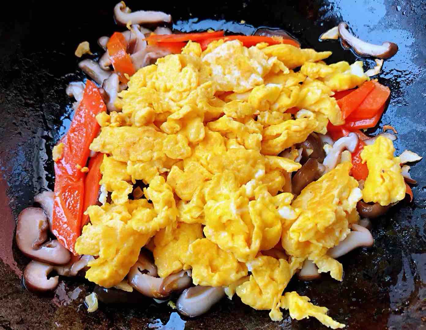 Scrambled Eggs with Chrysanthemum, Shiitake and Carrots recipe