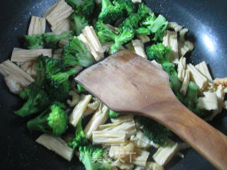 Fried Broccoli with Dried Bean Curd recipe