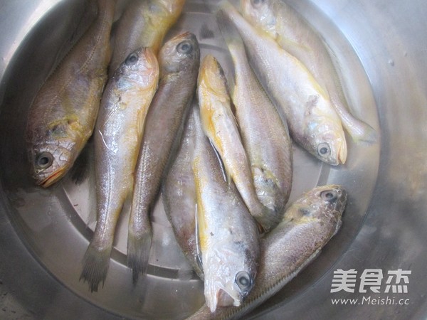 Fried Small Yellow Croaker recipe