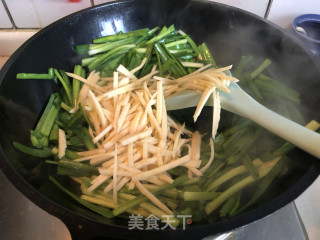 Stir-fried Shredded Bamboo Shoots with Leek recipe