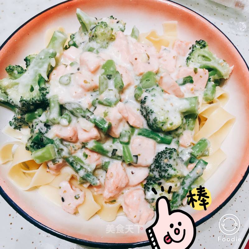 Spaghetti with Salmon and Asparagus in White Sauce
