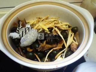 Snails, Pig's Feet and Duck Feet in Clay Pot recipe