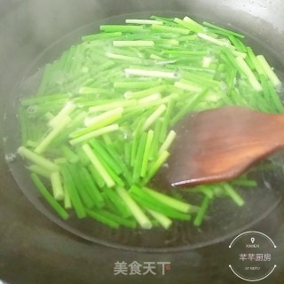 Stir-fried Belly Slices with Garlic Stalks recipe