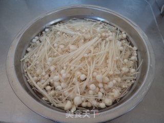 Fried Enoki Mushroom with Soybean Sprouts recipe