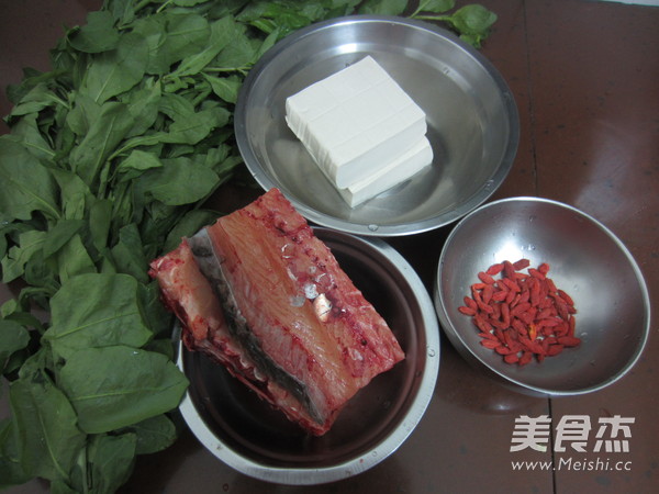 Chinese Wolfberry Vegetable Fish Bone Tofu Soup recipe