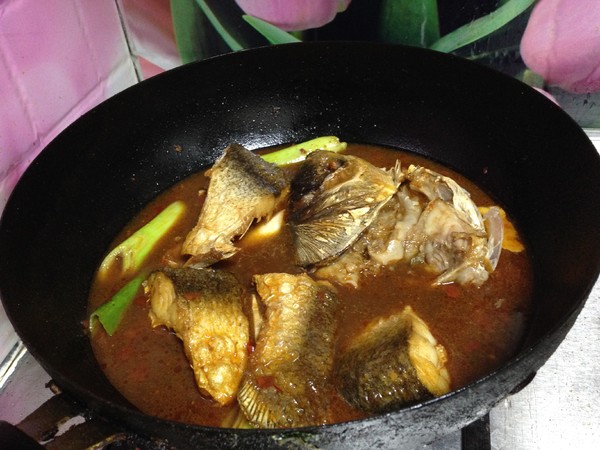 Stewed Tofu with Fathead Fish in Sauce recipe
