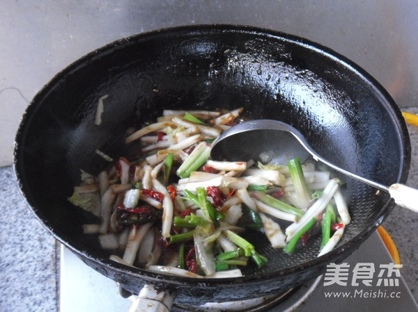 Stir-fried Cabbage Strips with Spinach Stem recipe