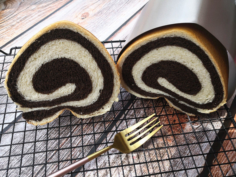 Heart-shaped Two-color Bread recipe