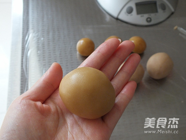 Cantonese-style Kidney Bean Filling Mooncakes recipe