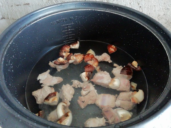 Stewed Pork Ribs Soup with Mushroom and Radish recipe