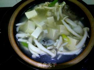 Braised Tofu with Carassius and Bailing Mushroom recipe