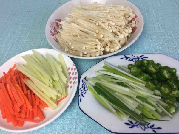 Enoki Mushrooms Mixed with Green Onions recipe