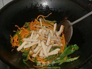 Stir-fried Bean Curd with Green Pepper and Cordyceps recipe