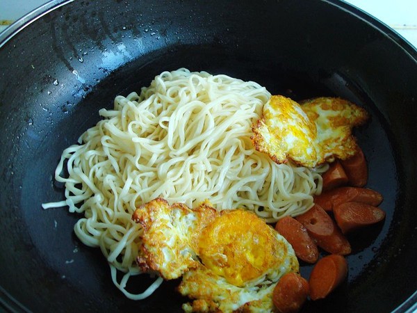 Braised Noodles with Ham and Poached Egg recipe