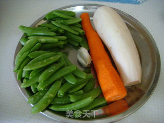 Family Refreshing Stir-fried "lotus Root Honey Beans" recipe