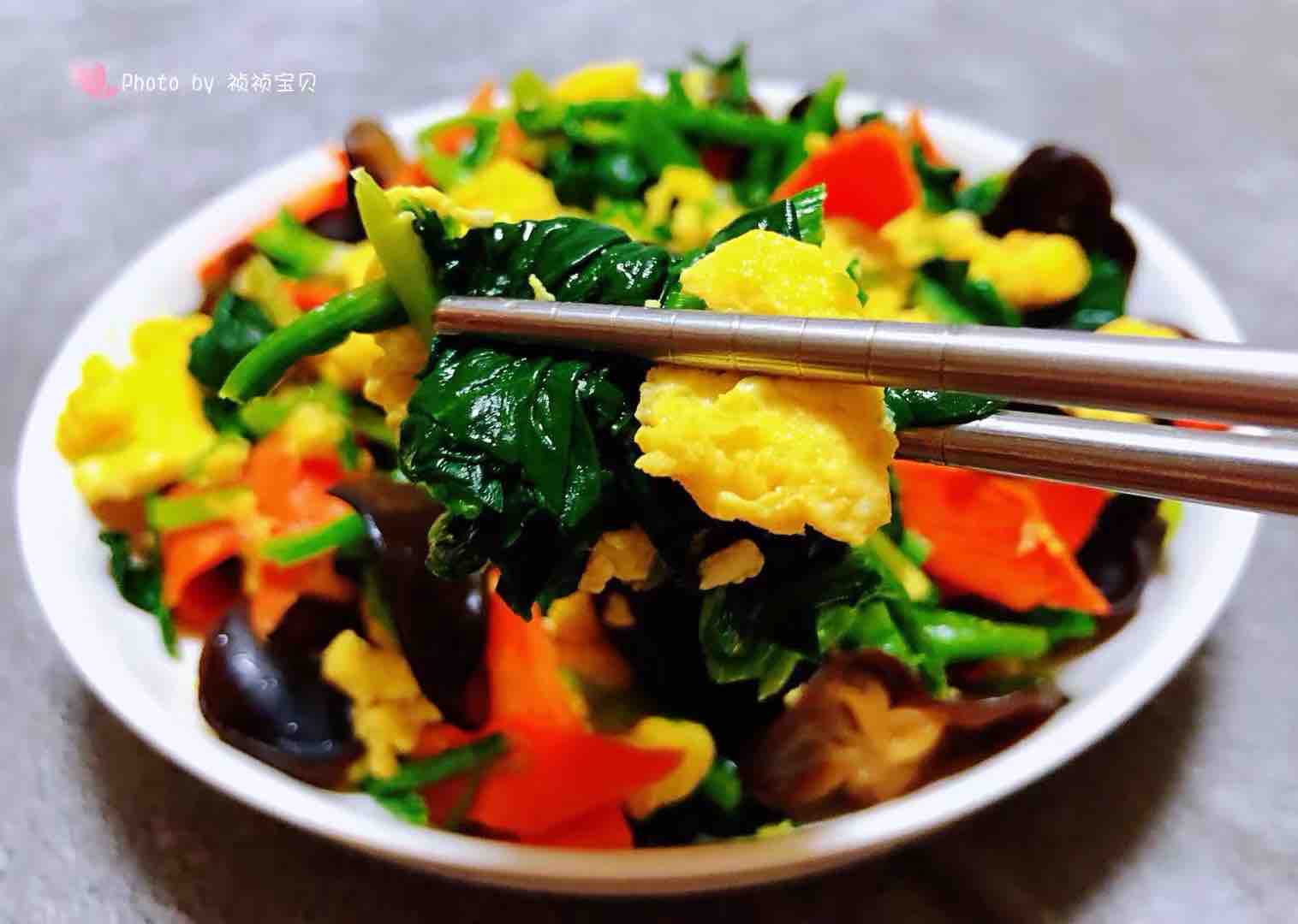 Scrambled Eggs with Spinach and Fungus recipe