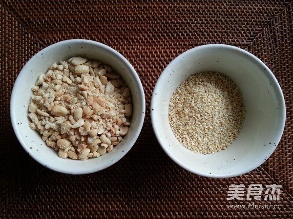 Hot Noodles with Sesame Paste recipe