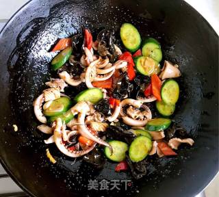 Fried Squid with Jade Fungus recipe