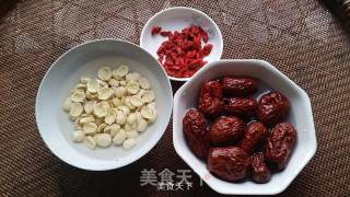 White Fungus, Lotus Seed and Red Date Soup recipe