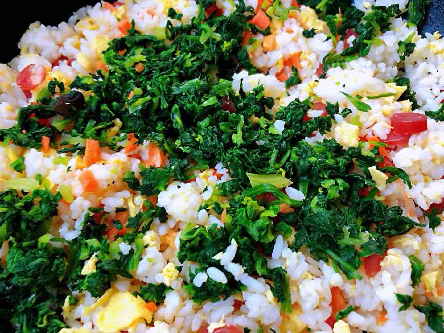 Fried Rice with Sausage and Celery Leaf Egg recipe