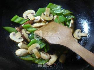 Stir-fried Pepper with Double Mushroom recipe