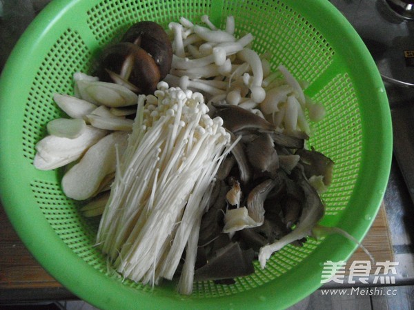 Mushroom Hot Pot in Thick Soup recipe