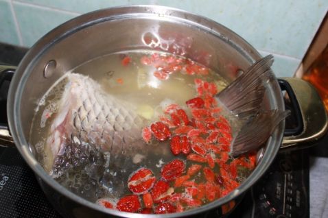 Red Dates, Wolfberry, Carp Tail Soup recipe