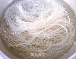 Stir-fried Rice Noodles with Tomato, Egg, Fungus recipe