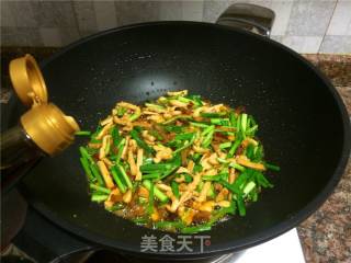 Stir-fried Chicken with Leek and Dried Beans recipe