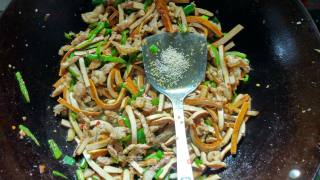 Meat Dishes—shredded Pork with Green Pepper and Dried Beans recipe