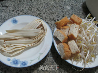 Sliced Noodles with Oily Tofu and Mung Bean Sprouts recipe