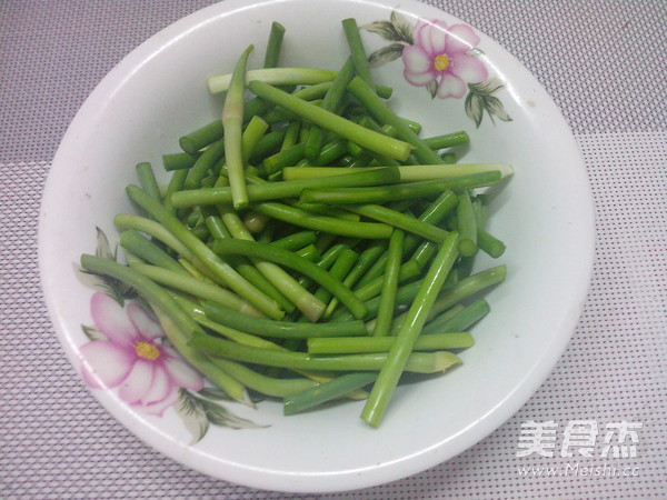 Stir-fried Straw Mushroom with Garlic Moss recipe