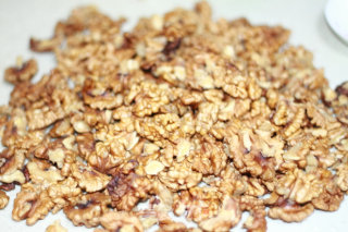 Relieving Gluttonous Snacks: Milk-flavored Amber Walnuts recipe