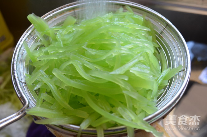 Crispy Jellyfish Mixed with Lettuce recipe