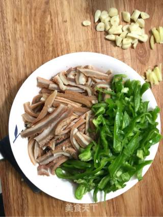 Stir-fried Tripe with Green Pepper and Garlic Seedlings recipe