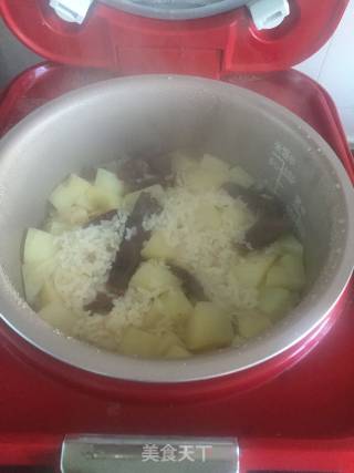 Braised Rice with Potatoes and Sausages recipe