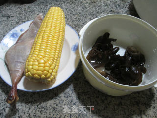 Boiled Cured Duck Leg with Black Fungus and Sweet Corn recipe