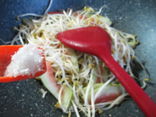 Stir-fried Mung Bean Sprouts with Watermelon Peel recipe